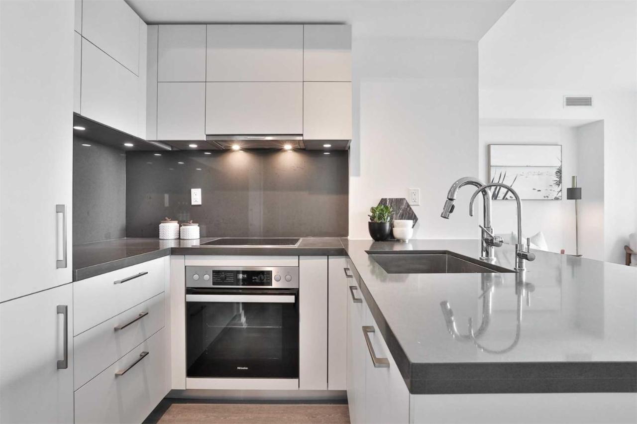 2 Bedroom Plus Den Condo Toronto Exterior photo
