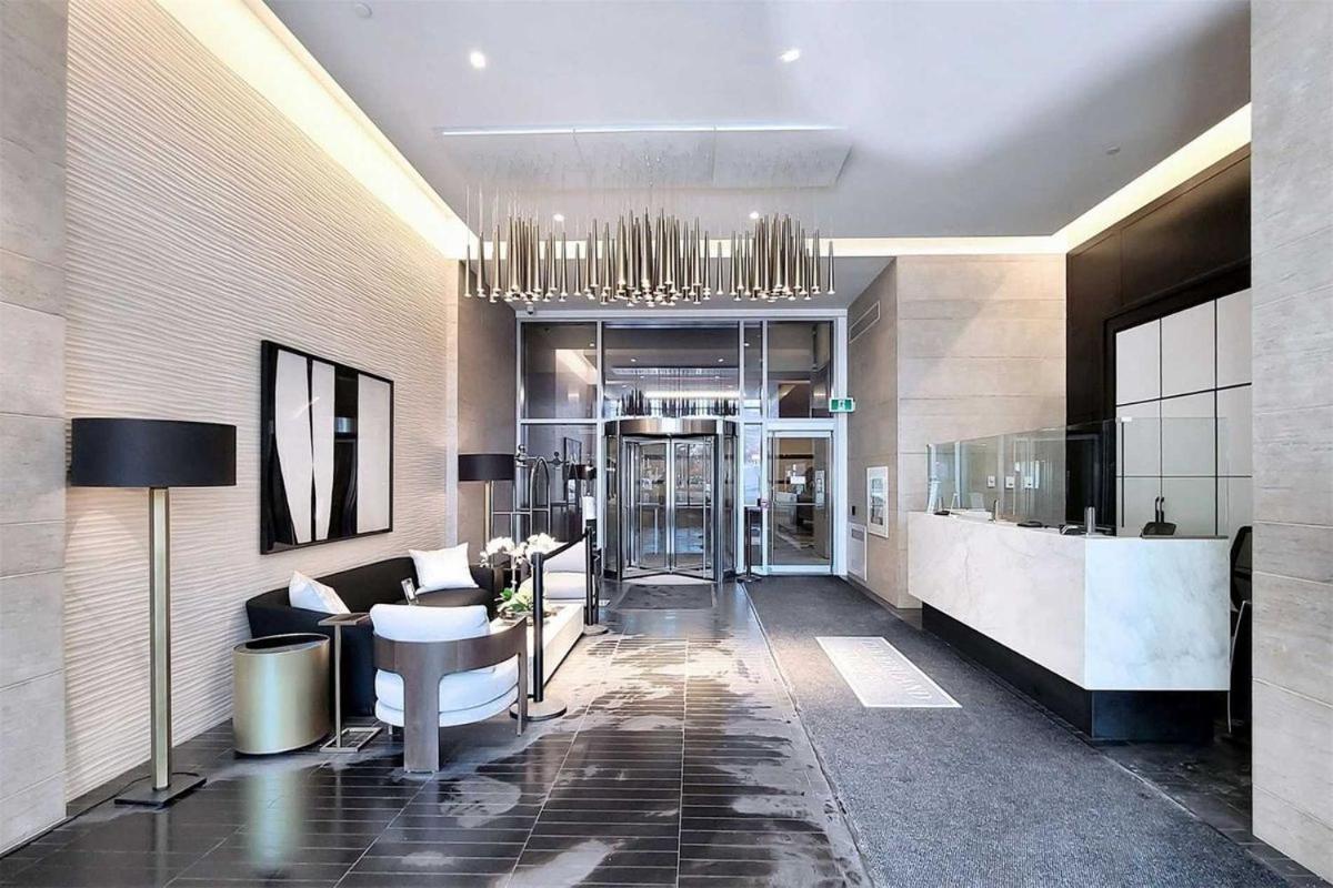 2 Bedroom Plus Den Condo Toronto Exterior photo
